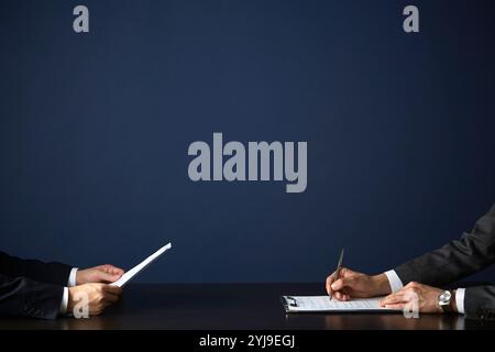 Geschäftsleute im Dialog, die Dokumente mit einem biro ausfüllen Stockfoto