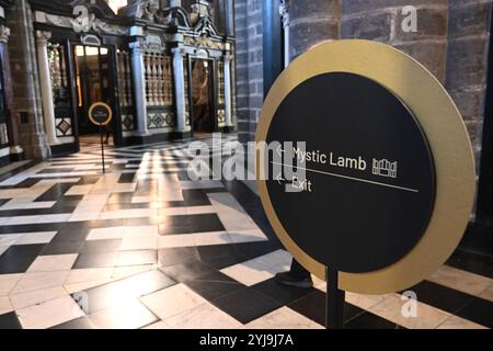 Schild mit mystischem Lamm (Genter Altar) in der Kathedrale Saint Bavo (Sint Baafskathedraal) – Gent, Belgien – 22. Oktober 2024 Stockfoto