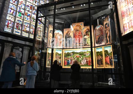 Menschen, die den Genter Altar betrachten, Anbetung des mystischen Lammes (de aanbidding van het Lam Gods) – Gent, Belgien – 22. Oktober 2024 Stockfoto