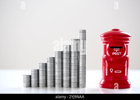 Stapel von 1-Yen-Münzen und Postboxen Stockfoto