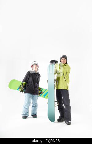 Mann und Frau, die Snowboardbretter mit weißem Rücken halten Stockfoto