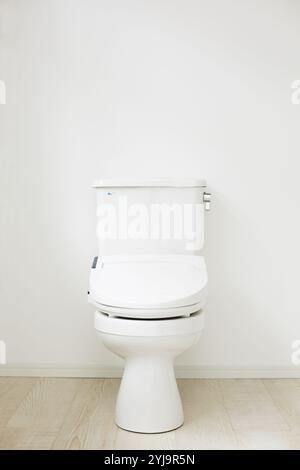 Toilette in einem Raum mit weißem Boden und Wänden Stockfoto