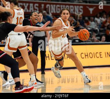 Austin, Texas, USA. November 2024. Texas Forward JUSTICE CARLTON (11) bewegt den Ball während der zweiten Hälfte eines Basketballspiels zwischen den Texas Longhorns und den Lamar Cardinals am 13. November 2024 in Austin, Texas. (Kreditbild: © Scott Coleman/ZUMA Press Wire) NUR REDAKTIONELLE VERWENDUNG! Nicht für kommerzielle ZWECKE! Stockfoto