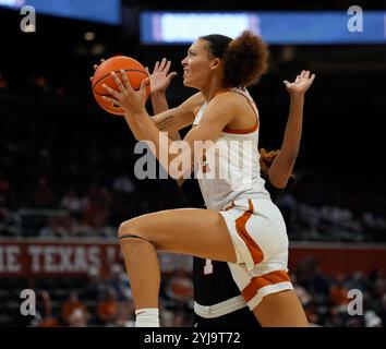 Austin, Texas, USA. November 2024. Der texanische Garde NDJAKALENGA MWENENTANDA (32) geht während der zweiten Hälfte eines Basketballspiels zwischen den Texas Longhorns und den Lamar Cardinals am 13. November 2024 in Austin in den Korb. (Kreditbild: © Scott Coleman/ZUMA Press Wire) NUR REDAKTIONELLE VERWENDUNG! Nicht für kommerzielle ZWECKE! Stockfoto