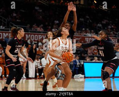 Austin, Texas, USA. November 2024. Texas Forward JUSTICE CARLTON (11) arbeitet unter dem Korb während der zweiten Hälfte eines Basketballspiels zwischen den Texas Longhorns und den Lamar Cardinals am 13. November 2024 in Austin, Texas. (Kreditbild: © Scott Coleman/ZUMA Press Wire) NUR REDAKTIONELLE VERWENDUNG! Nicht für kommerzielle ZWECKE! Stockfoto