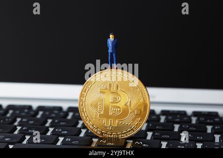 Miniatur auf Bitcoin auf der Tastatur Stockfoto