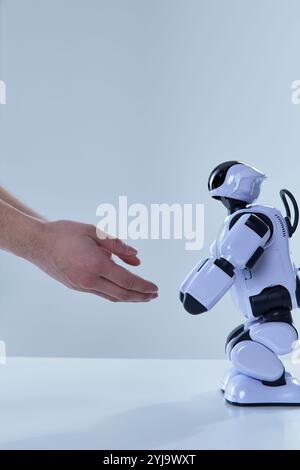 Menschliche Hand schüttelt mit dem Roboter die Hand Stockfoto
