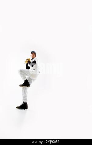 Mann in Baseballuniform, der versucht, Ball zu werfen Stockfoto