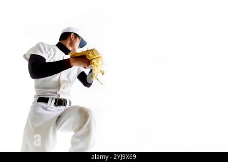 Mann in Baseballuniform, der versucht, Ball zu werfen Stockfoto