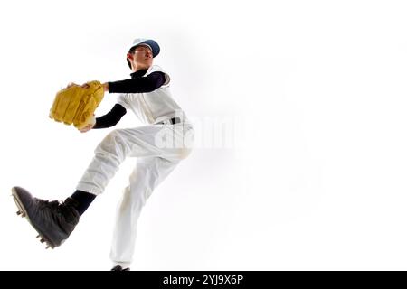 Mann in Baseballuniform, der versucht, Ball zu werfen Stockfoto