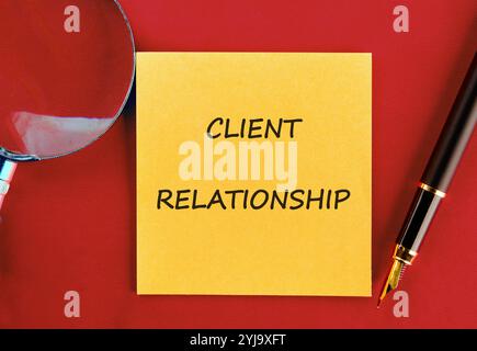 Geschäftskonzept. Der Satz, der Text, die Wörter KUNDENBEZIEHUNG sind auf einem gelben Aufkleber auf rotem Hintergrund geschrieben. Stockfoto