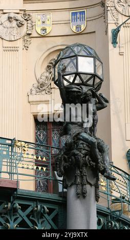 Prag, Tschechische Republik. Gemeindehaus, 1905-1911. Von Osvald Polivka und Antonin Balsanek konzipiert. Jugendstil. Straßenlaterne auf der Hauptfassade. Detail. Stockfoto