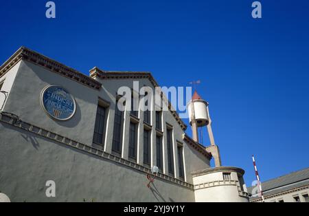 ARTE S. XIX. MODERNISMO. ESPAÑA. DOMENECH I ROURE, Pere. Arquitecto catalán. COOPERATIVA VINICOLA. Vista parcial del Exterior del Edificio de estilo Modernista. SARRAL. Comarca de La Conca de Barbera. Estado de Tarragona. Cataluña. Stockfoto