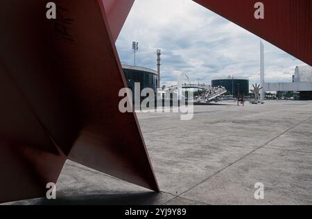 BRASIL. SAO PAULO. Vista de la Explanada Frente al 'MEMORIAL DE AMERICA LATINA", Centro Cultural, diseñado por Oscar Niemeyer. En primer plano de la Imagen, escultura de Franz WEISSMAN denominada 'FLOR TROPISCHEN GRANDE'. Estado de Sao Paulo. Stockfoto