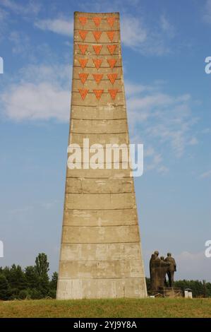 Kz Sachsenhausen. 1936-1945. Sowjetische Befreiung Gedenkstätte. Obelisk mit der Statue der Befreiung von Rene Graetz (1908-1974), 1961. Oranienburg. Deutschland. Stockfoto