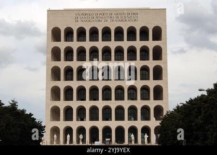 Quadratische Kolosseum (Palazzo della Civilta Italiana), Symbol der faschistischen Architektur. Zwischen 1938 und 1943 als Teil des Römischen Weltausstellung 1942 gebaut. Es wurde von Giovanni Guerrini (1887-1972), Ernesto Lapadula (1902-1968) und Mario Romano konzipiert. Exterieur. Detail. Rom. Italien. Stockfoto