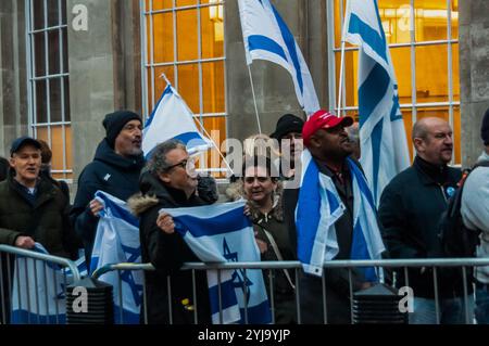 Tut mir leid, Medyan hat es geschrieben und wollte es hinzufügen... London, Großbritannien. Dezember 2018. Die Demonstranten forderten die BBC auf, sich vom Eurovision Song Contest 2019 zurückzuziehen, der von Israel veranstaltet wurde, um zu vermeiden, dass sie an den anhaltenden Menschenrechtsverletzungen Israels mitschuldig werden. Sie sagen, dass der Wettbewerb die Menschenrechtsbilanz Israels "artwüscht", einschließlich der Tötung von mindestens 205 Palästinensern durch israelische Truppen im belagerten Gazastreifen seit Beginn der Proteste Ende März und der Verabschiedung des jüdischen Nationalstaatengesetzes, das ein Apartheidsystem in israelischem Recht formalisiert. Der Protest wurde von einem kleinen Gros abgelehnt Stockfoto