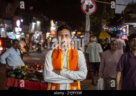 Mumbai, Indien. November 2024. MUMBAI, INDIEN - 13. NOVEMBER: MNS-Kandidat aus Sion Koliwada Sanjay Bhogale kämpft für die Maharashtra-Wahlen in Sion am 12. November 2024 in Mumbai, Indien. (Foto: Satish Bate/Hindustan Times/SIPA USA) Credit: SIPA USA/Alamy Live News Stockfoto