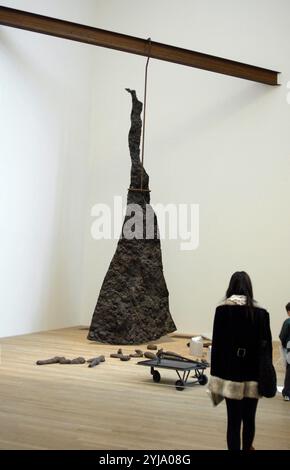 Mädchen mit Blick auf die Skulptur des deutschen Künstlers Joseph Beuys (1921-1986) mit dem Titel Blitz mit Hirsch in seiner Blendung, 1958-1985. Aus Aluminium, Bronze und Eisen. Darlehen von der Daros Collection 2000. Tate Modern. London. England. UK. Stockfoto