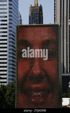 ARTE SIGLO XX. ESPAÑA. PLENSA, Jaume (n. Barcelona 1955). Escultor catalán. 'CROWN FOUNTAIN" (2004). Escultura Situada en el Parque del Milenio (Millenniums Park). CHICAGO. Estado de Illinois. Estados Unidos. Stockfoto