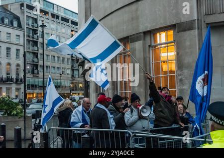 Tut mir leid, Medyan hat es geschrieben und wollte es hinzufügen... London, Großbritannien. Dezember 2018. Die Demonstranten forderten die BBC auf, sich vom Eurovision Song Contest 2019 zurückzuziehen, der von Israel veranstaltet wurde, um zu vermeiden, dass sie an den anhaltenden Menschenrechtsverletzungen Israels mitschuldig werden. Sie sagen, dass der Wettbewerb die Menschenrechtsbilanz Israels "artwüscht", einschließlich der Tötung von mindestens 205 Palästinensern durch israelische Truppen im belagerten Gazastreifen seit Beginn der Proteste Ende März und der Verabschiedung des jüdischen Nationalstaatengesetzes, das ein Apartheidsystem in israelischem Recht formalisiert. Der Protest wurde von einem kleinen Gros abgelehnt Stockfoto