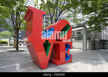 ARTE SIGLO XX. ESTADOS UNIDOS. INDIANA, Robert (Nr. 1928). Artista estadounidense, vinculado al Pop Art "Liebe". Escultura Situada en Nishi-Shinjuku. Distrito de Shinjuku. Tokio. Isla de Hondo (Honshu). Japón. Stockfoto