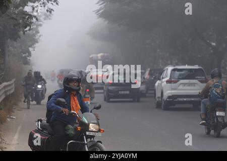 Ein Blick auf den Verkehr, der am 14. November 2024 in der Region New Delhis NCR in Smog getaucht ist. Die Bewohner der indischen Hauptstadt Neu-Delhi erstickten am 13. November in einem sich verdeckenden giftigen Smog, als die sich verschlechternde Luftverschmutzung das 50-fache des von der Weltgesundheitsorganisation empfohlenen Tageshöchstwerts überstieg. New Delhi Indien Copyright: XAnshumanxAkashx Stockfoto