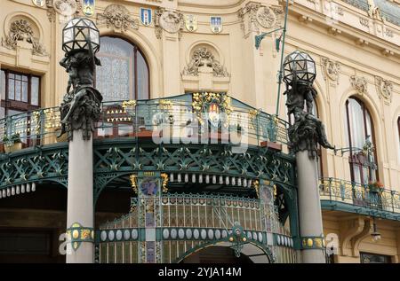 Der Tschechischen Republik. Prag. Das Gemeindehaus (Obecni Dum). Zwischen 1905-1911 von Antonin Balsanek und Osvald Poli vka im Jugendstil erbaut. Die inneren und äußeren Dekoration wird durch Mikolas Ales und Alfons Mucha. Outdoor dekorative Details. Platz der Republik (Mamesti Republiky). Stockfoto