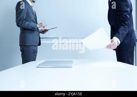 Zwei Männer, die dem Whiteboard zugewandt sind Stockfoto