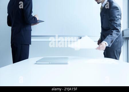 Zwei Männer, die dem Whiteboard zugewandt sind Stockfoto