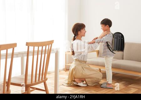 Ein Junge und eine Frau bereiten sich auf die Schule vor Stockfoto