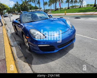 Miami Beach, Florida USA - 89. Juni 2024: 2018 Porsche 718 Boxter blau am miami Beach. Luxusauto Porshche am Ocean Drive Miami Beach. Stockfoto