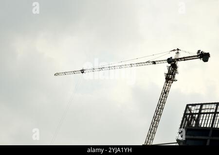 Kran auf ein Gebäude im Bau über blauen Himmel Stockfoto