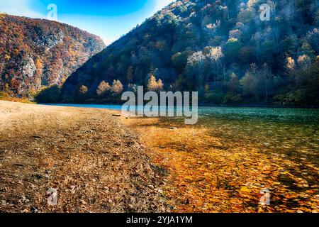 Der Delaware River Fließt Zwischen Zwei Bergen, Mt. Tammany und Mt. Minsi in der Water Gap, Grenze zwischen New Jersey und Pennsylvania Stockfoto