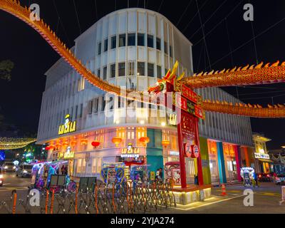 Chinesischer Drache (Loong) am Tor zu Chinatown an der Jalan Hang Jebat Street im historischen Stadtzentrum von Melaka, Malaysia. Das historische Malakka ist eine World Herita Stockfoto