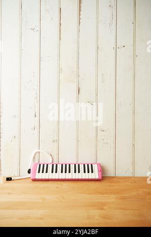 Tastaturharmonika auf dem Tisch Stockfoto