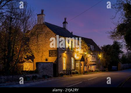 Das Trout Inn in der Abenddämmerung im Herbst. Lechlade on Thames, Cotswolds, Gloucestershire, England Stockfoto