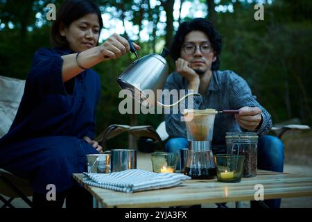 Zwei Leute trinken draußen Kaffee Stockfoto