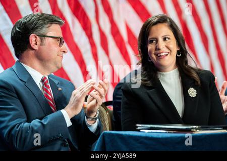 Washington, Usa. November 2024. Elise Stefanik (Republikanerin von New York) wird von Mike Johnson (Republikanerin von Louisiana), dem Präsidenten des US-Repräsentantenhauses, begrüßt, da sie am 13. November 2024 von Donald Trump bei einem Treffen mit den Republikanern des US-Repräsentantenhauses im Hyatt Regency Hotel in Washington, DC, USA, bestätigt wird. Foto: Allison Robbert/Pool über CNP/ABACAPRESS. COM Credit: Abaca Press/Alamy Live News Stockfoto