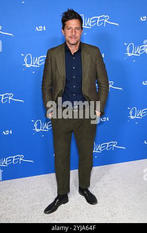 Los Angeles, USA. November 2024. Simon Rex kam am 13. November 2024 zur Premiere von „Queer“ im Directors Guild Theatre in Los Angeles, CA. © Lisa OConnor/AFF-USA.com Credit: AFF/Alamy Live News Stockfoto