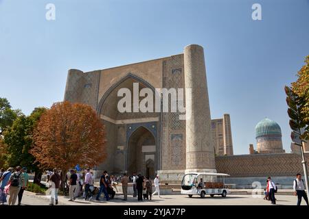 SAMARKAND, USBEKISTAN; 18. SEPTEMBER 2024: Die Pracht des Bibi-Chanym-Moschee-Komplexes in Samarkand, Usbekistan. Erbaut im 15. Jahrhundert Stockfoto