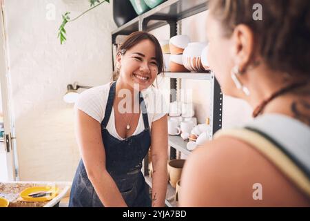 Keramik, Freunde und Ton mit Frauen in Werkstatt für Partnerschaft, Kleinunternehmen und Kreativität. Skulptur, Produktion und Kunstprozess mit Menschen Stockfoto