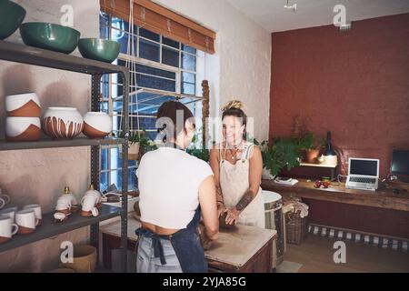 Töpferwaren, Teamarbeit und Ton mit Frauen, die für Partnerschaft, Kleinunternehmen und Kreativität sorgen. Skulptur, Produktion und Kunstprozess mit Menschen Stockfoto