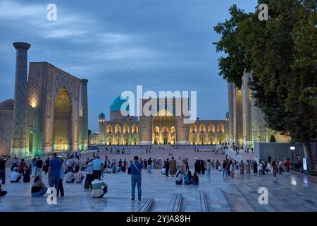 SAMARKAND, USBEKISTAN - 17. SEPTEMBER 2024: Der Registan-Platz in Samarkand, Usbekistan, beleuchtet unter dem Abendhimmel. Stockfoto