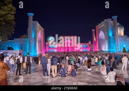 SAMARKAND, USBEKISTAN - 17. SEPTEMBER 2024: Der Registan-Platz in Samarkand, Usbekistan, beleuchtet unter dem Abendhimmel. Stockfoto