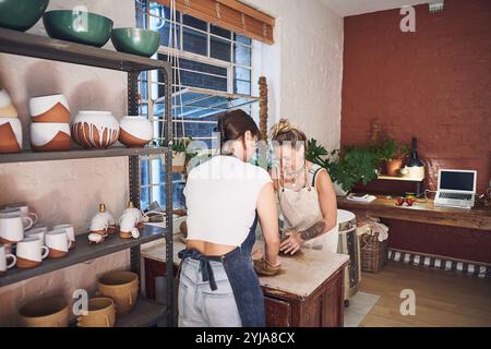 Töpferei, Geschäft und Ton mit Frauen in Werkstatt für Partnerschaft, Kleinunternehmen und Kreativität. Skulptur, Produktion und Kunstprozess mit Menschen Stockfoto