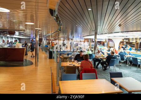 Passagiere essen Abendessen im Restaurant auf der Stena Line Britannica Schiff, das von Harwich nach Hook of Holland fährt, über Nacht, 2024 Stockfoto