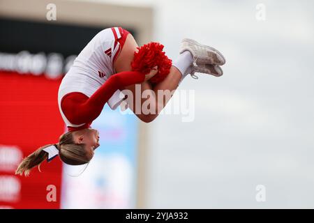 Bloomington, Usa. November 2024. Ein Cheerleader der Indiana University macht einen Flip während eines NCAA-Fußballspiels gegen Michigan in Bloomington, Ind Indiana schlug Michigan mit 20:15. Quelle: SOPA Images Limited/Alamy Live News Stockfoto