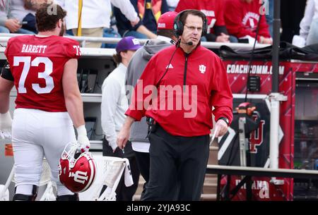 Bloomington, Usa. November 2024. Indiana University Coach Curt Cignetti trainiert gegen Michigan während eines NCAA-Fußballspiels in Bloomington, Ind Indiana schlug Michigan mit 20:15. Quelle: SOPA Images Limited/Alamy Live News Stockfoto