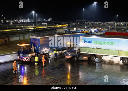 Paul Leegwater importiert Obst aus Holland nach Großbritannien, wobei der Frachtcontainer auf der Fähre der Stena Line Britannica im Hafen von harwich, Essex, UK, 2024 positioniert wird Stockfoto